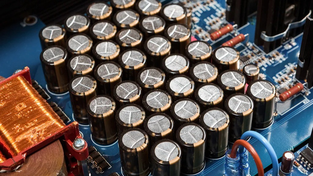 Why Inverters Have Large Capacitors and What Happens When You Connect a Battery